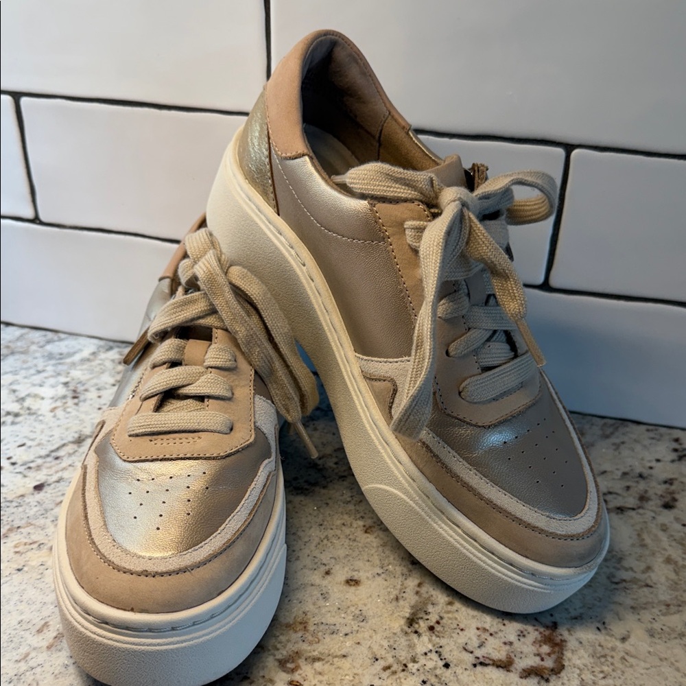 Aetrex Women's Beige and Metallic Gold Platform Sneakers